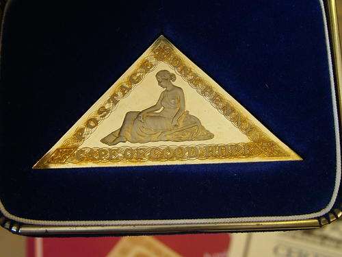 *** SCARCE 1853 CAPE TRIANGULAR COMMEMORATIVE 22CT 1OZ GOLD STAMP  *** START @ CRAZY R1