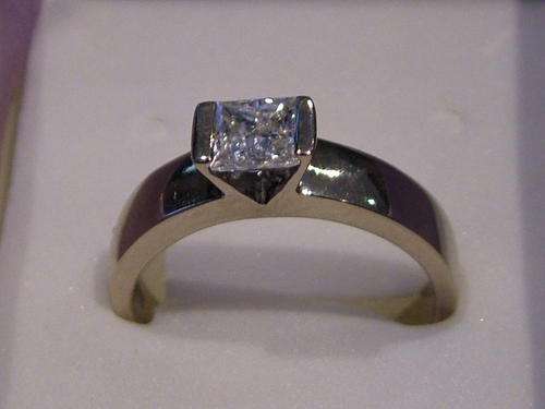***18ct WHITE GOLD RING WITH A PRINCESS CUT DIAMOND *** START @ R1