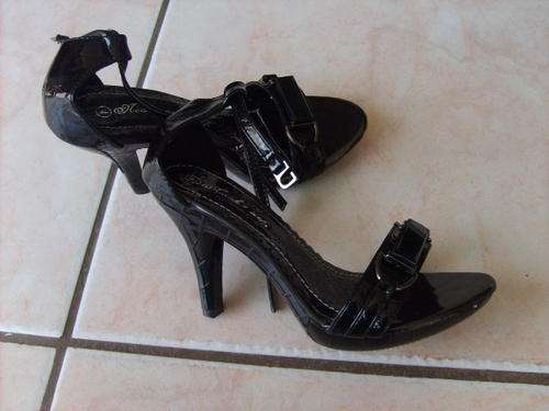 LADIES DESIGNER SANDALS SIZE 4