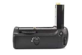 Nikon D90 Battery grip. Takes 1 or 2 standard batteries or 6x AA Batteries.