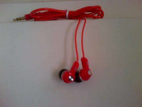 In-ear Headphones for sale, Starting Bid R1!! No reserve! R25 Postage!!!