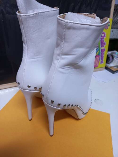 Ladies white heel boots size 7