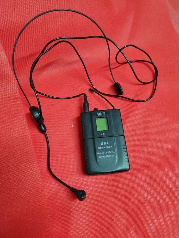 Hybrid UHF bodypack multi-channel transmitter