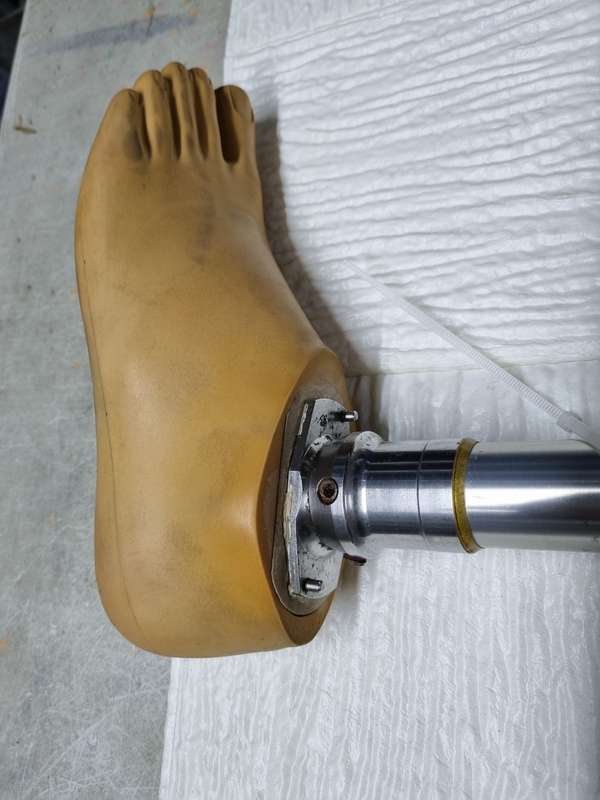 PROSTHETIC LEG