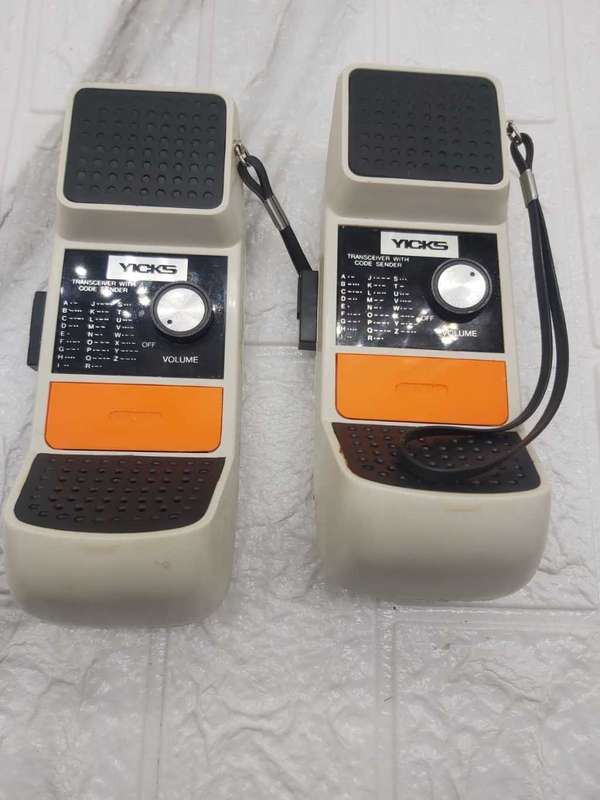 BRITISH DESIGN YICKS OLD SCHOOL WALKIE TALKIE SET---