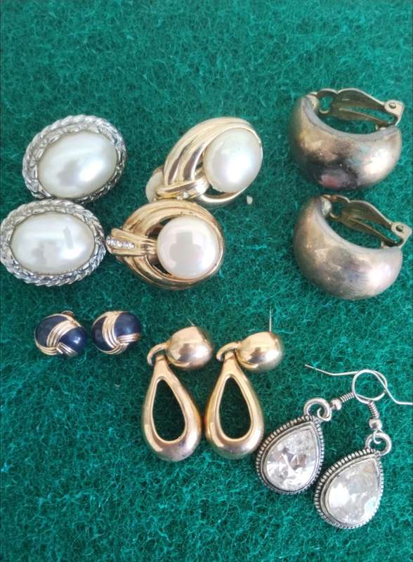 X6 VINTAGE EARINGS UP FOR GRABS