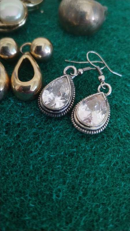 X6 VINTAGE EARINGS UP FOR GRABS