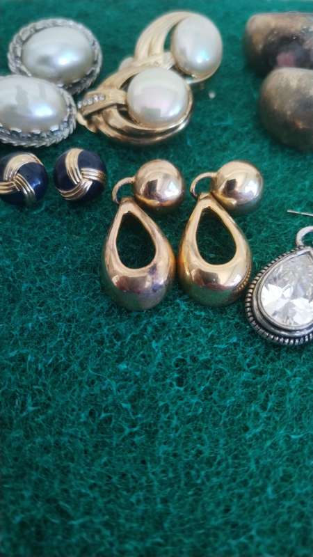 X6 VINTAGE EARINGS UP FOR GRABS