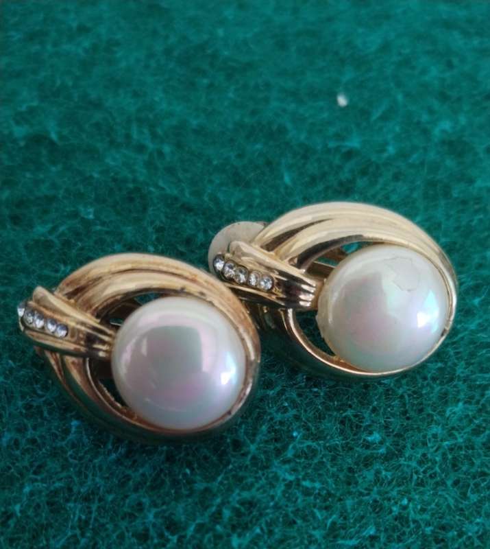 X6 VINTAGE EARINGS UP FOR GRABS
