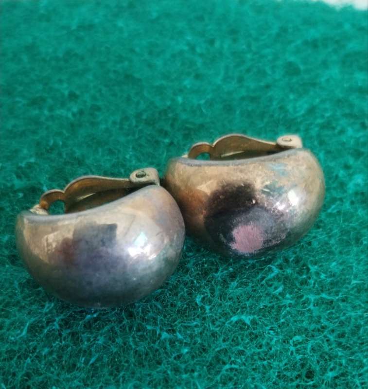 X6 VINTAGE EARINGS UP FOR GRABS