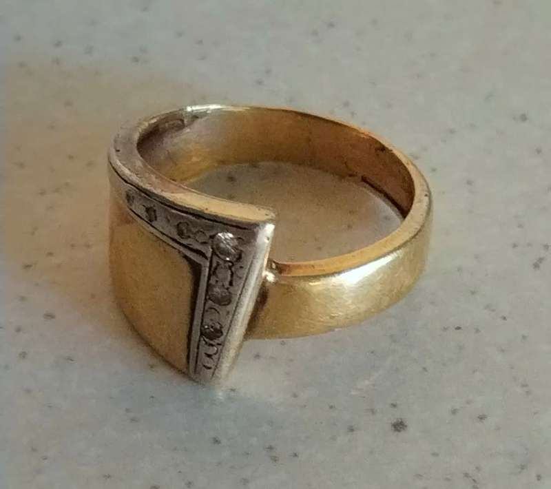9CT 4.2 GRAMS YELLOW GOLD SLIGHT 925 7% SILVER RING