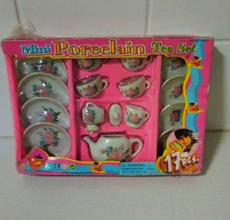 VINTAGE CHILDREN PORCALAIN SET - 17 PCS