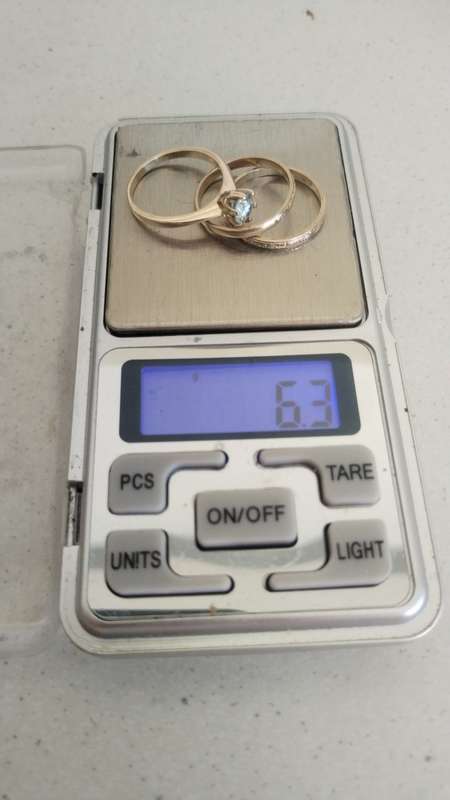 ABSOLUTLY STUNNING SOLID 9CT GOLD 3SET RING MAIN RING HAS A LOVELY BLUISH STONE SET IN! 6.4 GRAMS