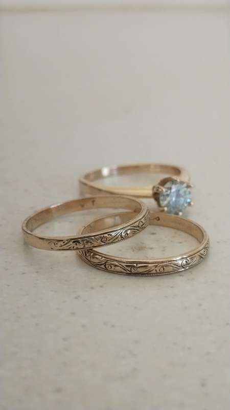 ABSOLUTLY STUNNING SOLID 9CT GOLD 3SET RING MAIN RING HAS A LOVELY BLUISH STONE SET IN! 6.4 GRAMS