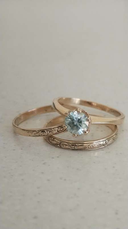 ABSOLUTLY STUNNING SOLID 9CT GOLD 3SET RING MAIN RING HAS A LOVELY BLUISH STONE SET IN! 6.4 GRAMS