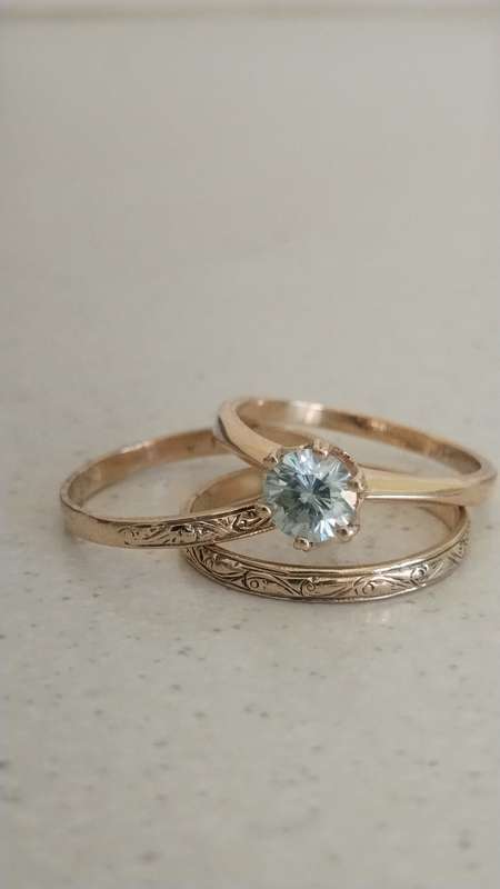 ABSOLUTLY STUNNING SOLID 9CT GOLD 3SET RING MAIN RING HAS A LOVELY BLUISH STONE SET IN! 6.4 GRAMS