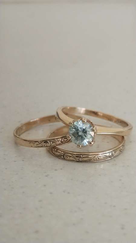 ABSOLUTLY STUNNING SOLID 9CT GOLD 3SET RING MAIN RING HAS A LOVELY BLUISH STONE SET IN! 6.4 GRAMS