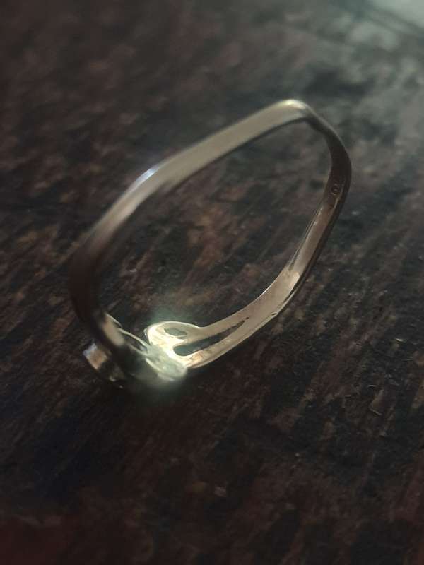 9ct GOLD RING - 1.6 GRAMS