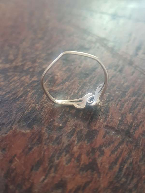 9ct GOLD RING - 1.6 GRAMS