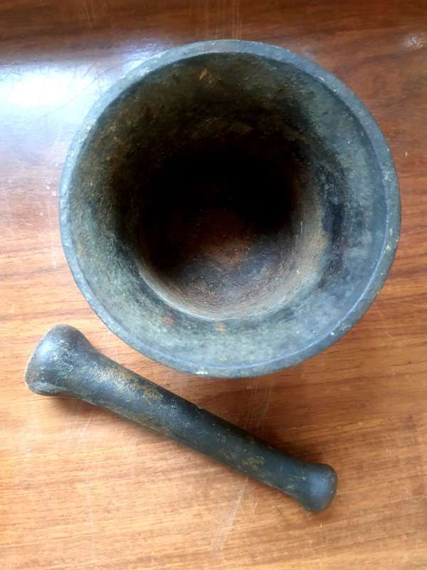 18TH CENTURY CAST IRON MORTAR AND PESTLE!!! SCARES ITEM