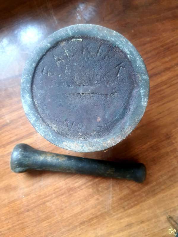 18TH CENTURY CAST IRON MORTAR AND PESTLE!!! SCARES ITEM