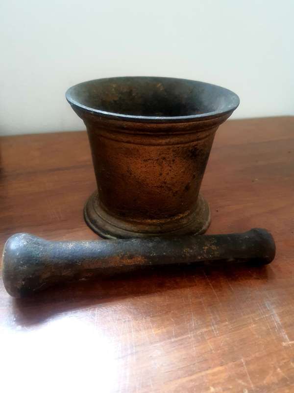 18TH CENTURY CAST IRON MORTAR AND PESTLE!!! SCARES ITEM