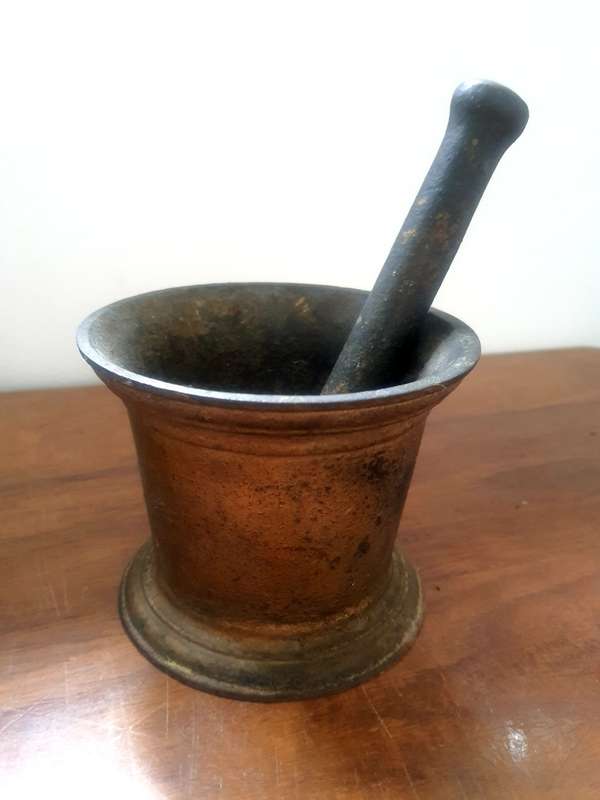 18TH CENTURY CAST IRON MORTAR AND PESTLE!!! SCARES ITEM