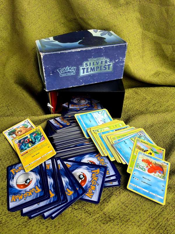 KAROO-ANTIEK #19 - HUGE COLLECTION OF POKEMON CARDS IN A BOX