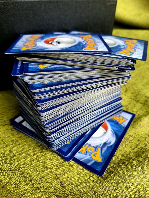 KAROO-ANTIEK #19 - HUGE COLLECTION OF POKEMON CARDS IN A BOX