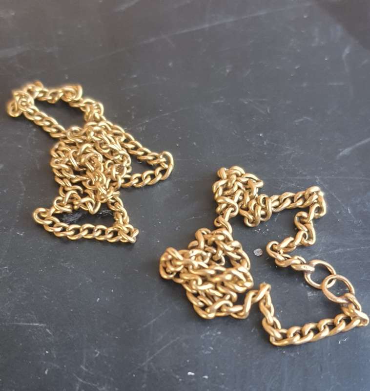 3 GRAMS SCRAP 9CT GOLD NECKLACE BROKEN AND SNT BENEDICTUS PENDATNT 2.1 GRAMS