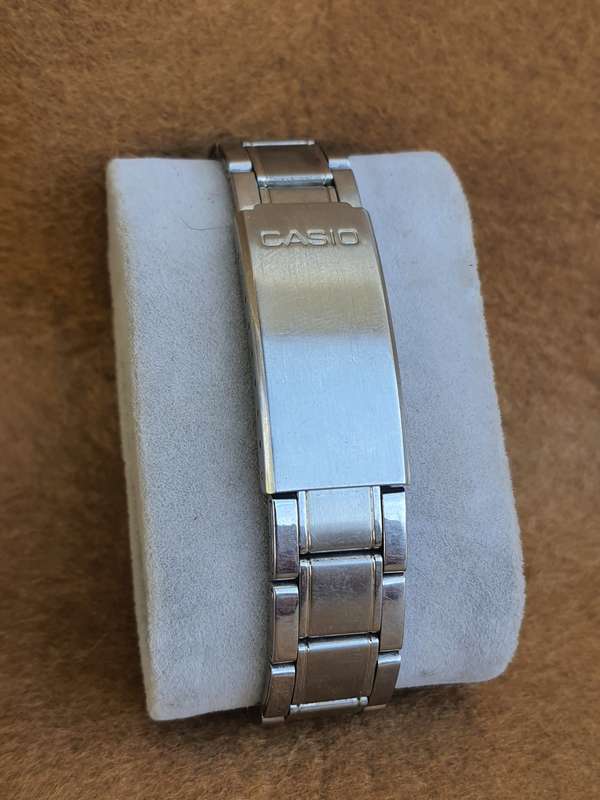 STUNNING VINTAGE CASIO WATCH NEEDS BT