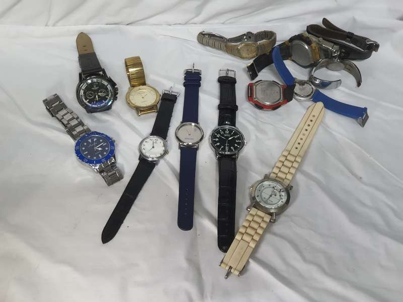 #7 LARGE LOT OF WATCHES UP FOR GRABS SOME WORKING SOME GREAT CONDITION SOME NOT GOOD