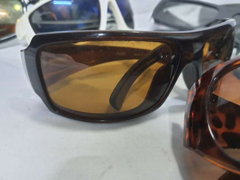 #8 LARGE LOT OF SUNGLASSES UP FOR GRABS SOME GREAT SOME HAS SCRATCHES