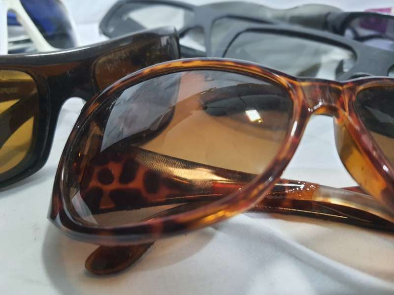 #8 LARGE LOT OF SUNGLASSES UP FOR GRABS SOME GREAT SOME HAS SCRATCHES