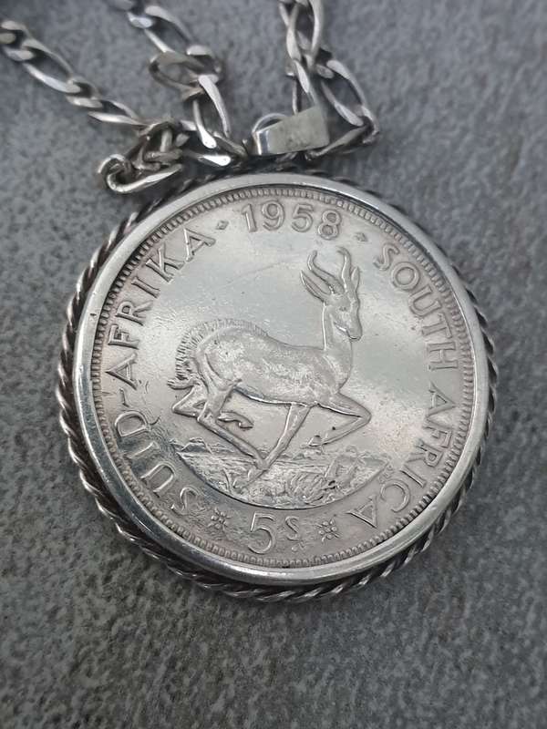 #8 STUNNING 925 NECKLACE AND 5 SHILLINGS SET IN PENDANT 50 grams