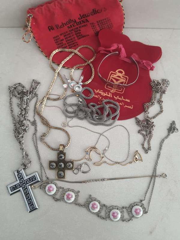 JOBLOTT OF JEWELLERY UP FOR GRABS - COSMETIC