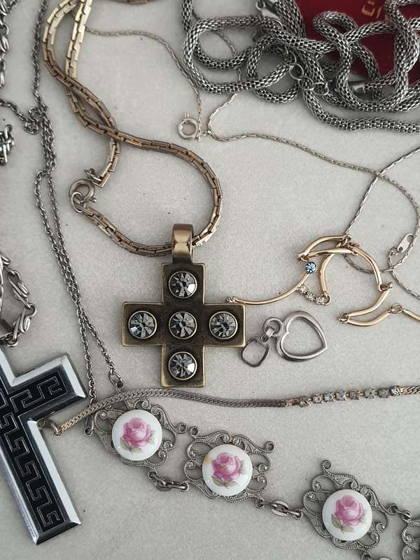 JOBLOTT OF JEWELLERY UP FOR GRABS - COSMETIC