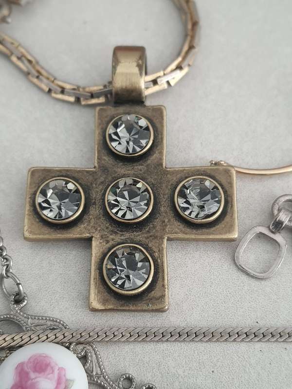 JOBLOTT OF JEWELLERY UP FOR GRABS - COSMETIC
