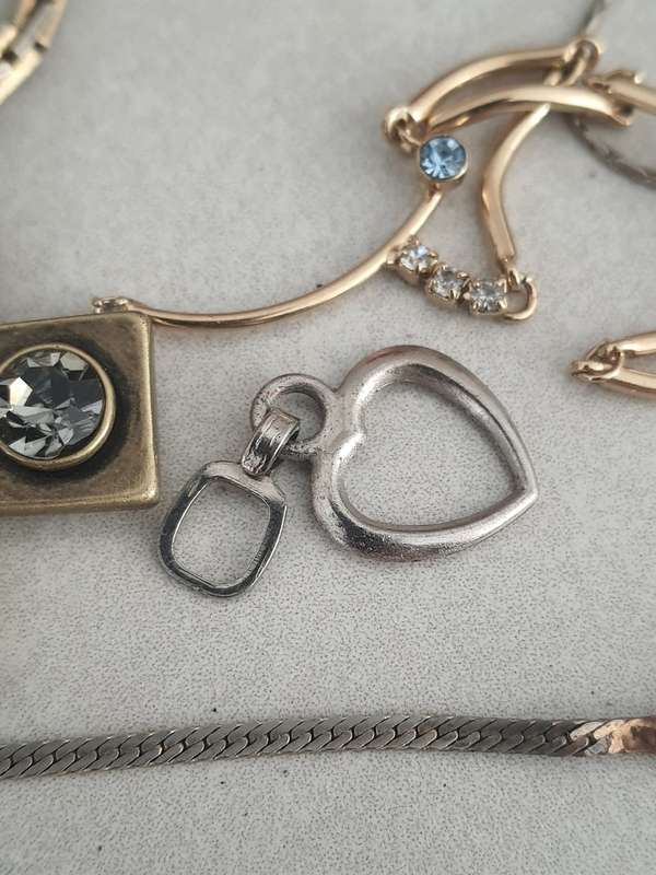 JOBLOTT OF JEWELLERY UP FOR GRABS - COSMETIC