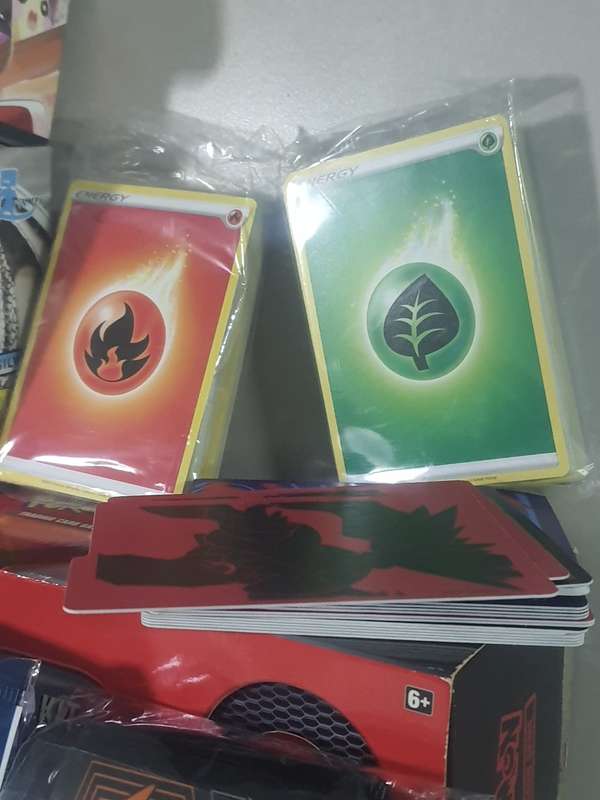 SUPPER LARGE +200 CARDS POKEMON TRADING CARDS AND MORE UP ON AUCTION