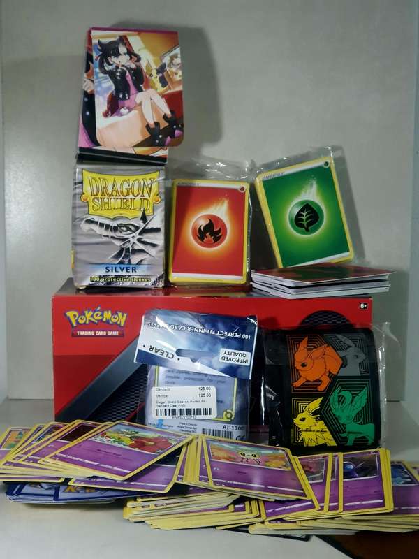 SUPPER LARGE +200 CARDS POKEMON TRADING CARDS AND MORE UP ON AUCTION