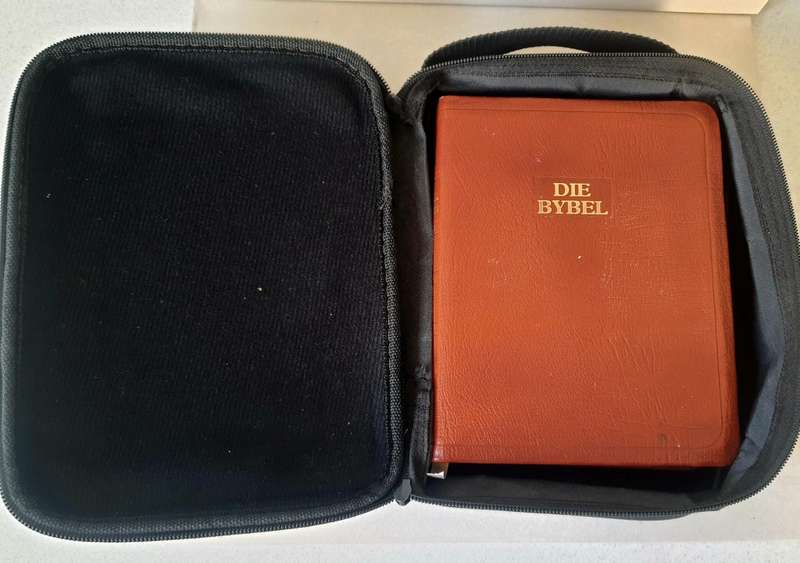 #8 - STUNNING BIBLE IN CARRY BAG - LOVELY PRESENT