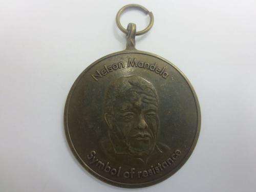 NELSON MANDELA SYMBOL OF RESISTANCE" THE STRUGGLE IS MY LIFE" MEDAL | RARE |
