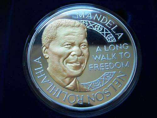 Mandela Robben Island 1kg Pure Silver in Stunning Wooden Case ### Stunning ### R1 Start