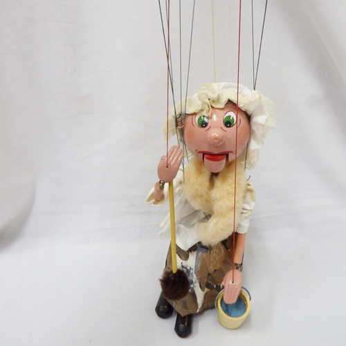 Pelham Puppets Old lady marionette with bucket and mop - circa 1970 - String: 53 cm, Doll: 33.5