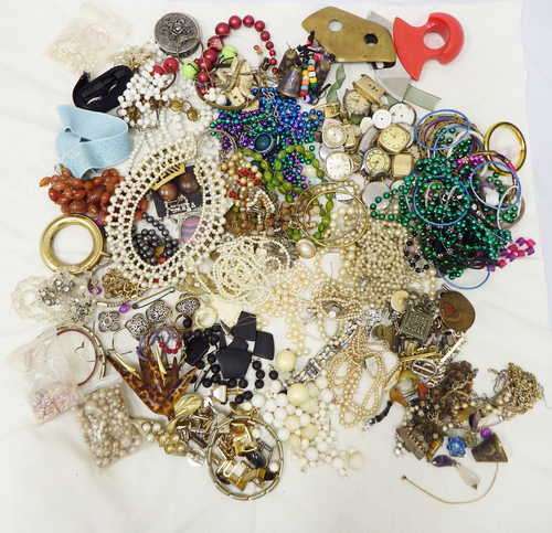 Lot of broken jewellery, beads and odds and ends