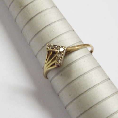 9 kt gold ring with 5 small diamonds - Weighs: 1.4 g - Size: Q