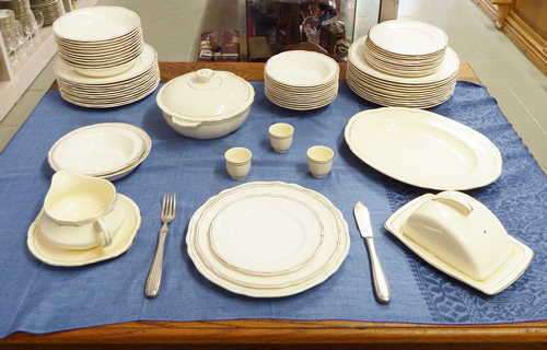 Alfred Meakin dinner set cream and gold - Set of 69