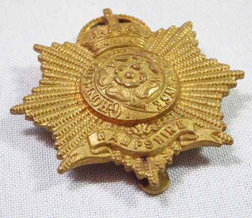 Great Britain Hampshire Regiment Cap Badge - Voided Crown Slide