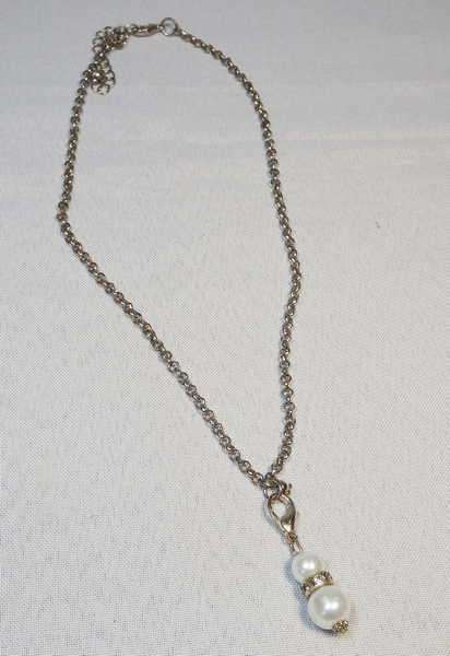 Costume jewellery necklace with imitation pearls
